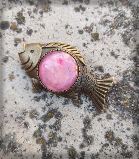 Kapřík no.3 - brož voda brož šperk doplněk ryba barvy abstrakce kapr kapřík kabošon rybář brožička 