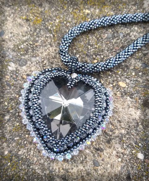 Kouřové srdce - náhrdelník šperk náhrdelník přívěsek srdce doplněk srdíčko háčkovaná láska dutinka noc zamilovaná stín hravý kouř nápadný cit dým  Kouřové srdce - náhrdelník šperk náhrdelník přívěsek srdce doplněk srdíčko háčkovaná láska dutinka noc zamilovaná stín hravý kouř nápadný cit dým