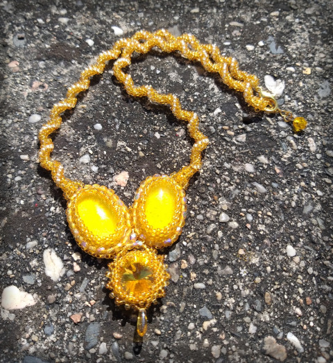 Tři kapky medu - náhrdelník šperk náhrdelník korálky doplněk spirála dutinka med medový rivolka spékané sklo plástev včelař medík medová plástev  Tři kapky medu - náhrdelník šperk náhrdelník korálky doplněk spirála dutinka med medový rivolka spékané sklo plástev včelař medík medová plástev