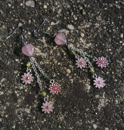 Luční kvítí - náušnice šperk srdce doplněk náušnice růžová srdíčko květ kytička kytka bižuterie pryskyřice korálek kvítek 