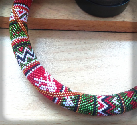 Vánoční... - náhrdelník červená šperk náhrdelník srdce originální doplněk zelená zima vánoce zlatá srdíčko bílá vánoční háčkování barvy zimní veselý dutinka pestrobarevný vzor nápadný advent jelen sváteční cesmína norský vzor štědrovečerní 