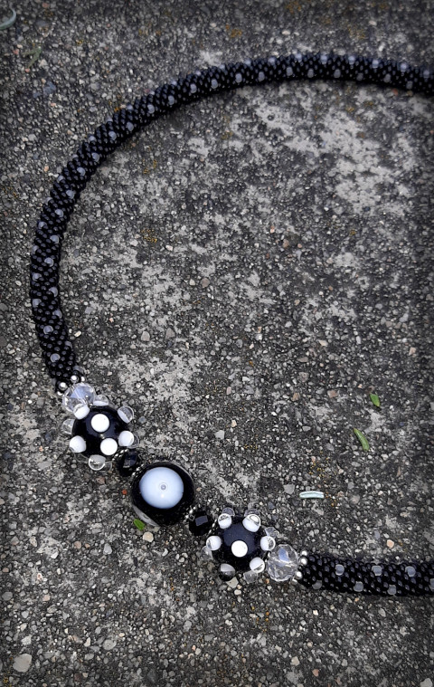 Černá a bílá - náhrdelník šperk náhrdelník doplněk sklo háčkovaná láska vinutky romantika tma dutinka noc černobílá hravý vinuté perly emoce 