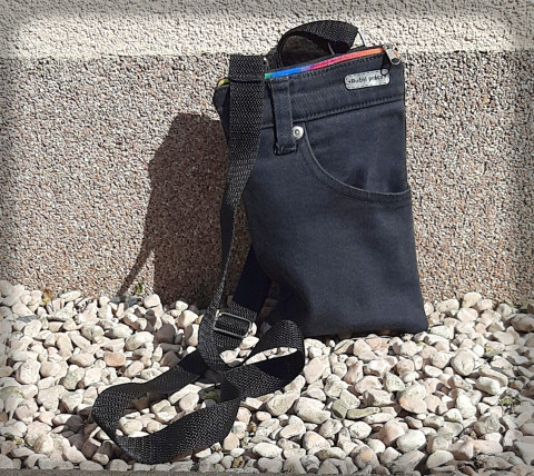 Mini džínová crossbody - černá taška recyklace černá sportovní taštička kapsička duha kapsa džínovina do města na drobnosti crossbody 