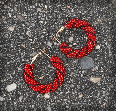 Ve víru vášně - náušnice šperk korálky doplněk náušnice sklo háčkovaná láska sada růže romantika valentýn vášeň dutinka kolekce náhedelník romance nárame emoce 