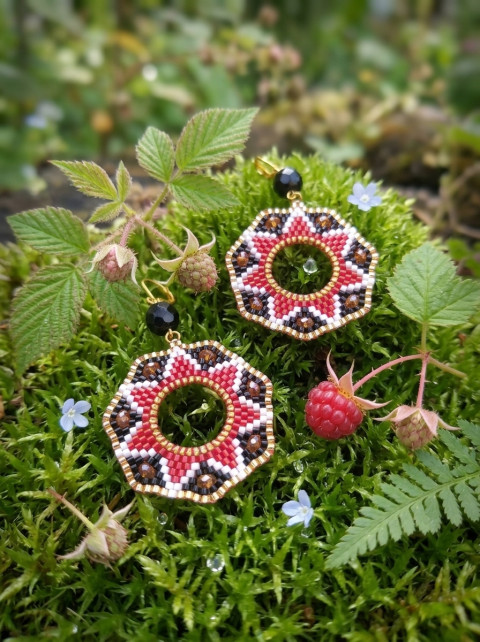 Alhambra - červená a černá kruh šperk korálky doplněk náušnice květ elegance kroužek geometrie cihlový steh brick stitch toho treasure 