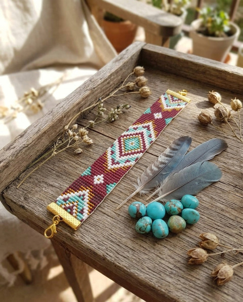 Geometrie -  náramek na stavu šperk náramek korálky doplněk elegantní geometrický jemný vzor indián indiánský do společnosti stav šipka obrazce na stavu 