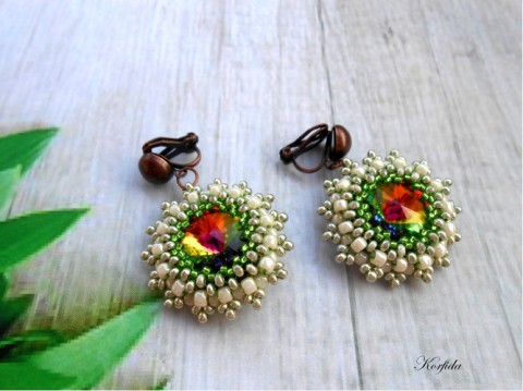 Náušnice klipsy zelený květ pestrobarevné korálky zelená náušnice zelený elegantní zelené svatba béžová romantické visací šité toho swarovski bižuterie rivoli rokajl beadweaving obšívané ples odlesky rivolky green rocail rivolka béžový rainbow klipsy béžové biž.kompomenty superlon 