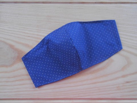 Rouška modrá s bílými tečkami modrá bavlna šití tečky šité látková šitá látka ochrana tečkovaná rouška dvouvrstvá dvouvrstvé roušky ústenka 