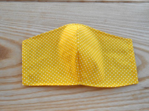 Rouška žlutá s bílými tečkami bavlna šití bílá žlutá puntíky tečky šité látková šitá látka puntíkatá tečkovaná rouška dvouvrstvá dvouvrstvé roušky 