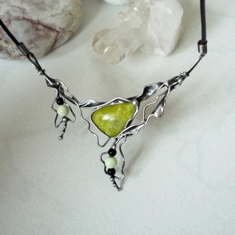 Lizardit s onyxem - náhrdelník šperk náhrdelník zelená černá žlutá patina onyx tiffany ples minerály serpentin večerní lizardit 