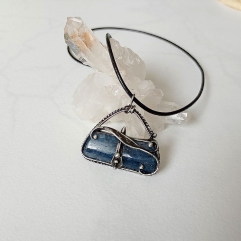 Kabelka s kyanitem kabelka šperk přívěsek modrá cín patina kyanit tiffany minerály kufřík disthen 