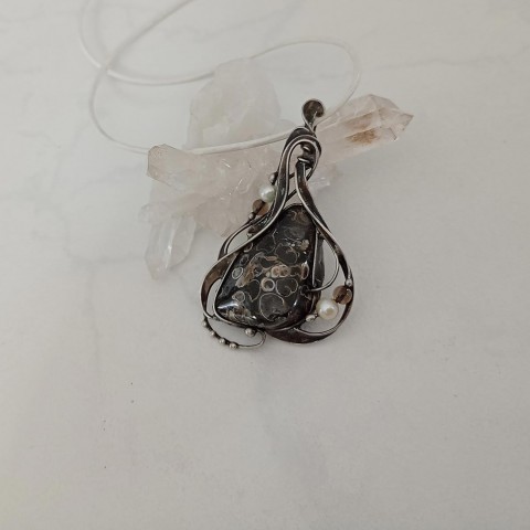 Turitella s perlami - přívěsek šperk náhrdelník přívěsek černá hnědá béžová patina tiffany perla kabošon cínovaný okrová turittela bílácín 