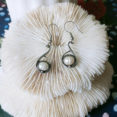 Náušnice s říční perlou šperk náušnice bílá visací patina tiffany říční perla cínované 