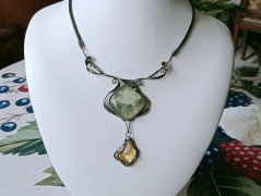 Růženínový přívěsek