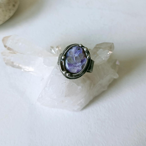 Prsten s čaroitem šperk prsten fialová minerály cínovaný čaroit patina. tiffany 