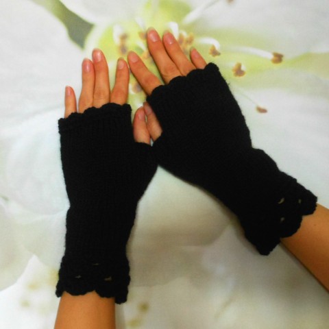 ruce v teple černé rukavice navleky hackovani pleteni 