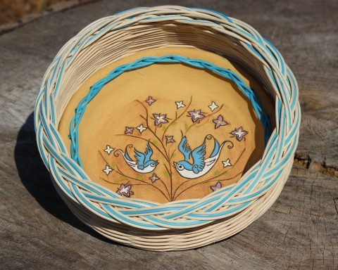 Modří ptáčkové modrá keramika ošatka pedig přírodní ptáčci košíkářství 