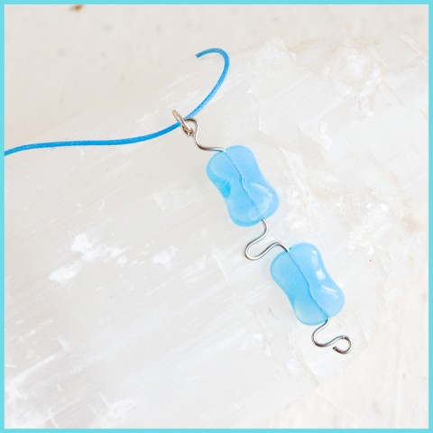 Modré mačkané modrý náhrdelník 
