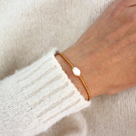 Zlatý korálkový náramek s perlou náramek korálky miyuki perla perlou jednoduchý minimalismus korálkový minimalistický 