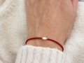 Červený korálkový náramek s perlou