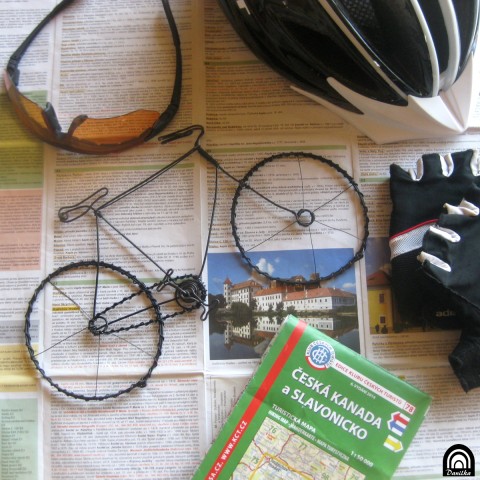Cyklisté vítáni prázdniny drát příroda drátování kolo rukavice cyklista mapa dovolená danilka turistika výlet helma 