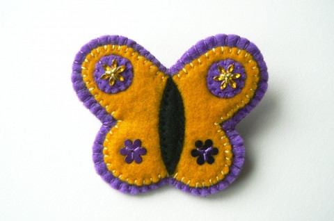 Žluto-fialový motýlek brož květina motýl žlutá 