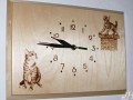 Dřevěné hodiny kotě na komíně