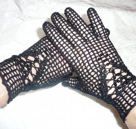 černé háčkované rukavičky 