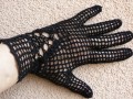 černé háčkované rukavičky