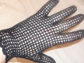 černé háčkované rukavičky