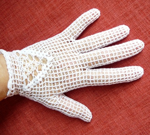 bílé háčkované rukavičky 