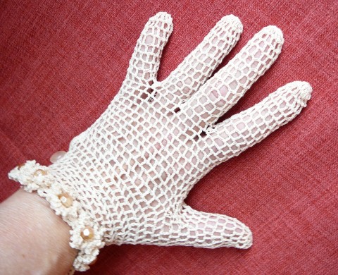 béžové háčkované rukavičky 