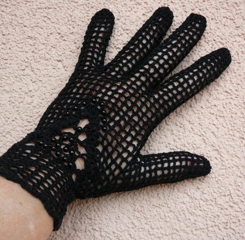 černé háčkované rukavičky 