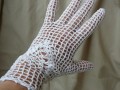 bílé háčkované rukavičky