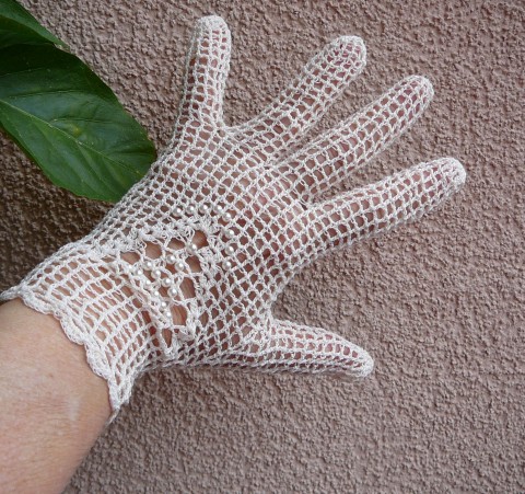 smetanové háčkované rukavičky vintage retro romantické společenské rukavičky 