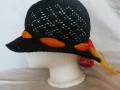 černý háčkovaný klobouk