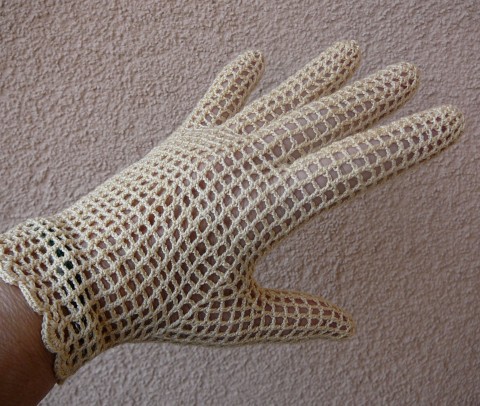 béžové háčkované rukavičky vintage starobylé sváteční háčkované rukavičky retro rukavičky 