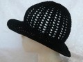 černý háčkovaný klobouk