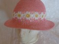 růžový háčkovaný klobouk