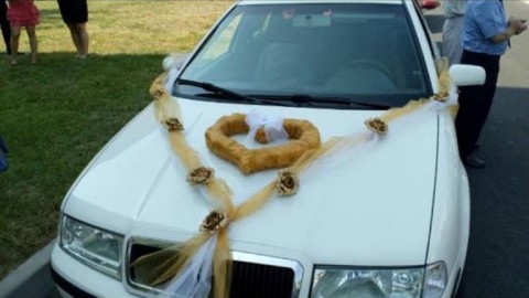 Svatební jízda XIV. srdce dekorace svatba auta svatební lenka výzdoba nevěsta ženich holoubci hand made studio floristka leni kalivodová s přísavkami 