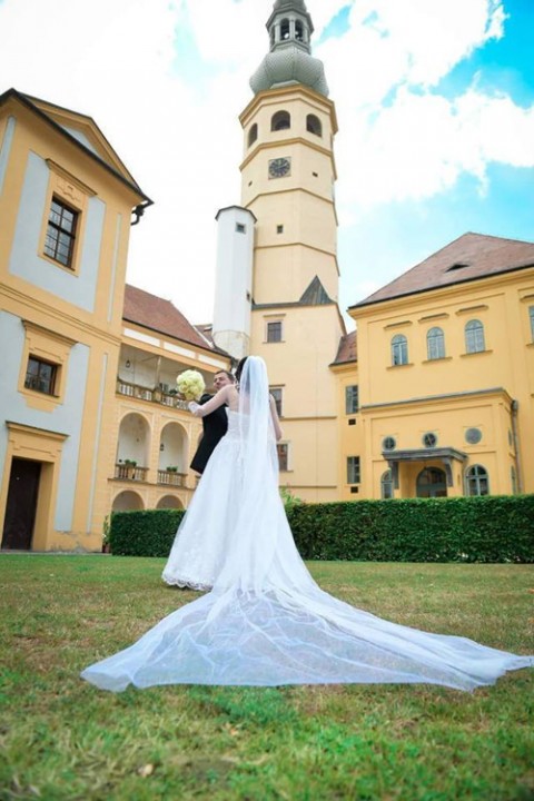 Bílý svatební závoj s třpytkami 3 m princezna zelená bílá pohádka bílé třpytky šaty svatba zahrada romantické jemné tráva bílý svatební zámek třpytivý nevěsta ženich zámecká manželství závoj novomanželé wedding třpytkami závojík 