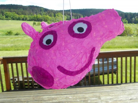 Piňata prasátko Peppa zábava narozeniny svátek hra oslava prasátko hry piňata pinata veselo peppa 