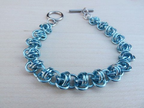 Náramek něžně modrý kroužky kroužkování chainmaille 