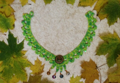 Háčkovaný náhrdelník s flitry náhrdelník šperky korálky háčkovaný zelenkavý knoflík flitry zapínací 