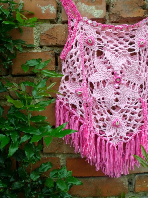 Háčkovaný top NĚHA SRDCE srdce korálky háčkovaný top kytičky růžový něha festival copánky handmade rolničky srdíčkové boho 