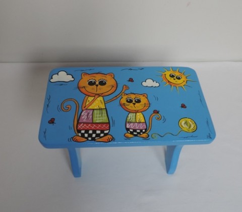 Stolička dřevěná-malovaná- kočky krásná dětská stolička ze dřeva( š-25 v-22cm síla dřeva.1 8cm)ručně malovaná nezávadnými a přelakovaná . možnost dokoupit i 