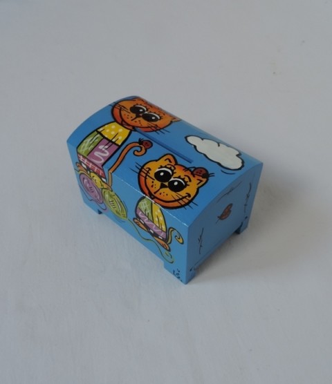 Pokladnička-kasička -modrá kočičky pokladnička-kasička dřevěná s otevíráním dole nahoře zaoblená. vyrobená z jehl borovice. vnější rozměr 11 x 6 8 x výška 7 cm malovaná akryl.ba 
