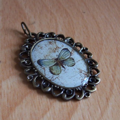 Přívěsek z křištálové pryskyřice náhrdelník přívěsek motýl romantika vintage řetízek filigrán grafika starobronz 