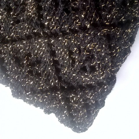 Černý lurexový šátek zlatá elegantní pletený černá šátek šál pléd trojúhelník vzor slavnostní krajkový dírkový lurex trojúhelníkový 