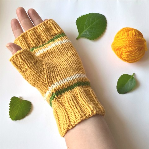 Čekání na jaro - návleky na ruce zelená bavlna bílá pletené veselé proužky žlutá pruhy pruhované návleky rukavice bezprsťáky bezprstové 